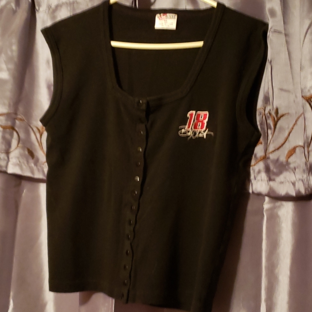 Short sleeveless sweater